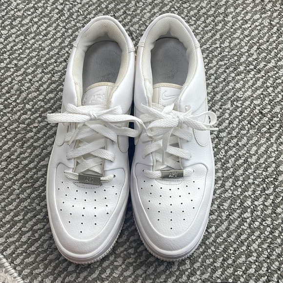 NIKE WOMEN’S AF1 AIR FORCE ONE PLATFORM SNEAKER - Picture 3 of 4